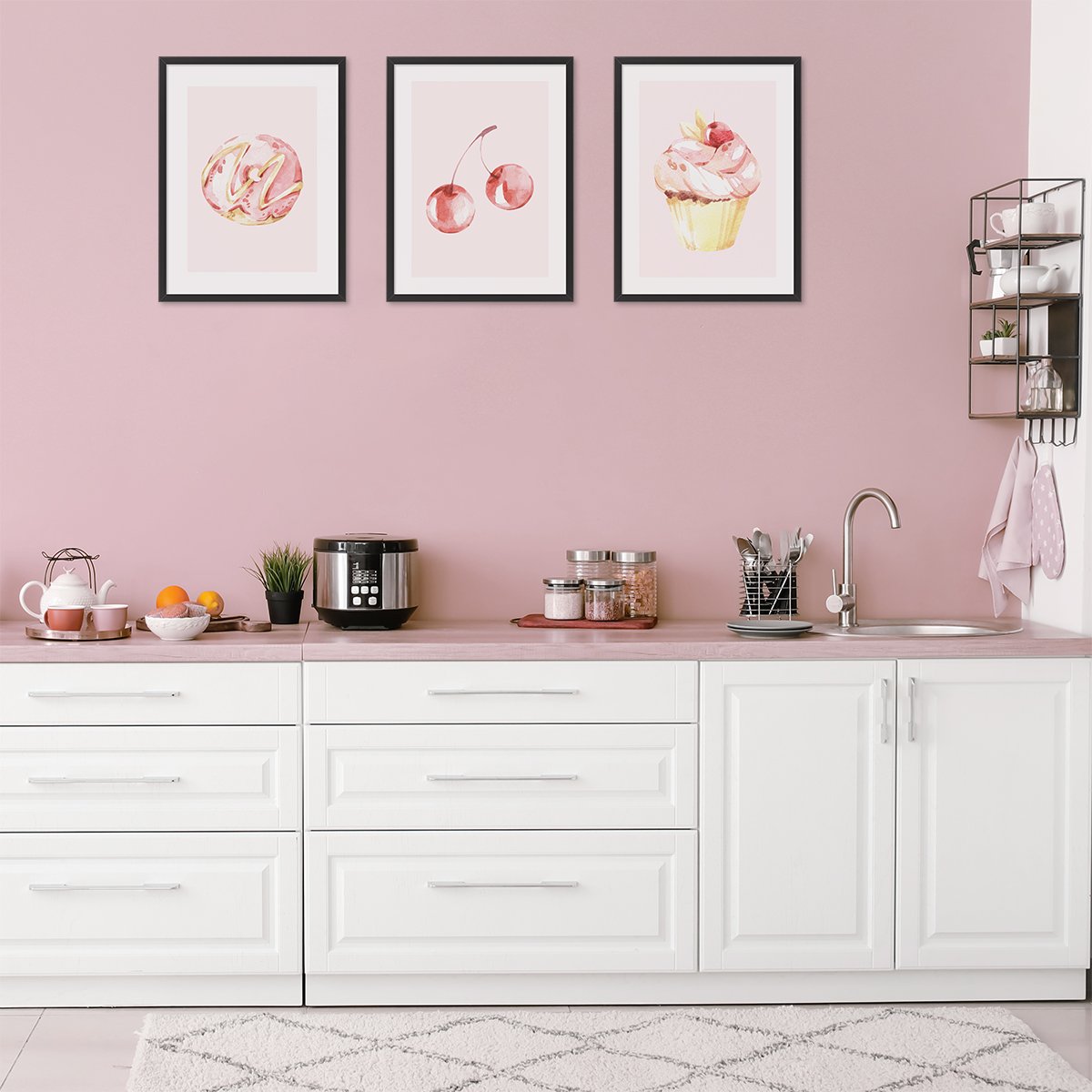 Plakaty do kuchni ze słodyczami i owocami w pastelowych tonach z czarnymi ramkami