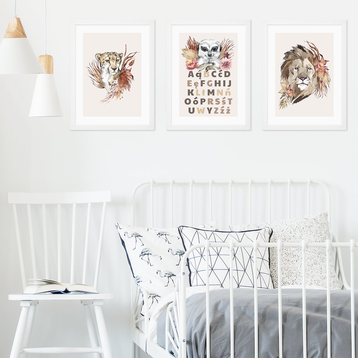 Plakaty do pokoju dziecięcego z alfabetem polskim i zwierzętami Afryki gepardem, surykatką i lwem powieszone za łóżkiem dziewczynki