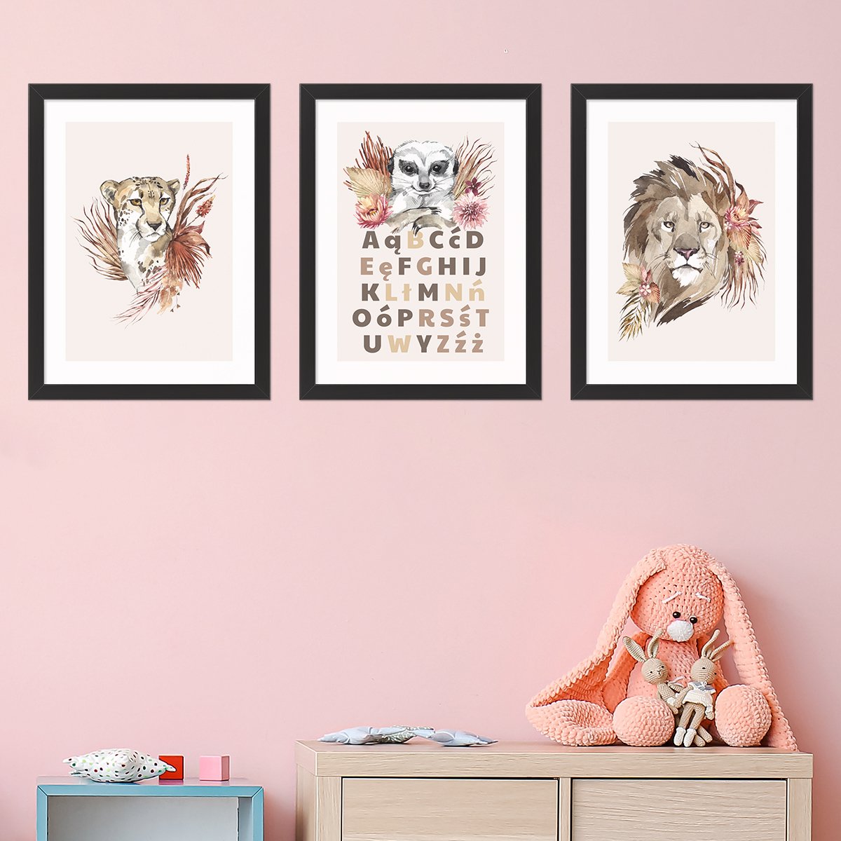 Plakaty dydaktyczne alfabet i zwierzęta Afryki gepard, lew i surykatka do pokoju dziewczynki
