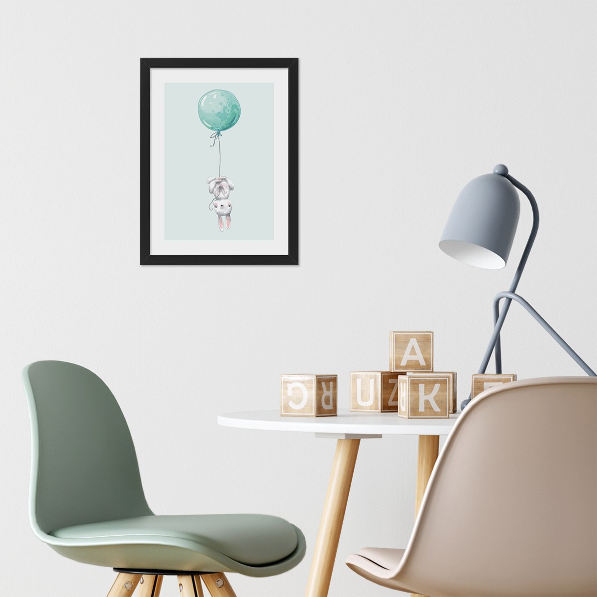 Plakaty do przedszkola z królikiem i balonem w czarnej ramce#kolor_mietowy