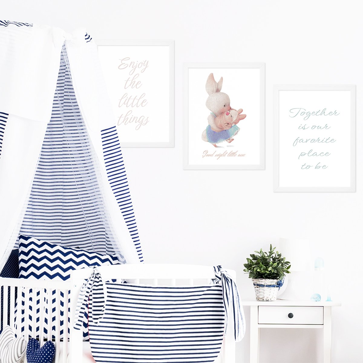 Plakaty mama królik tuląca swoje dziecko i napisy do pokoju niemowlaka w białych ramkach