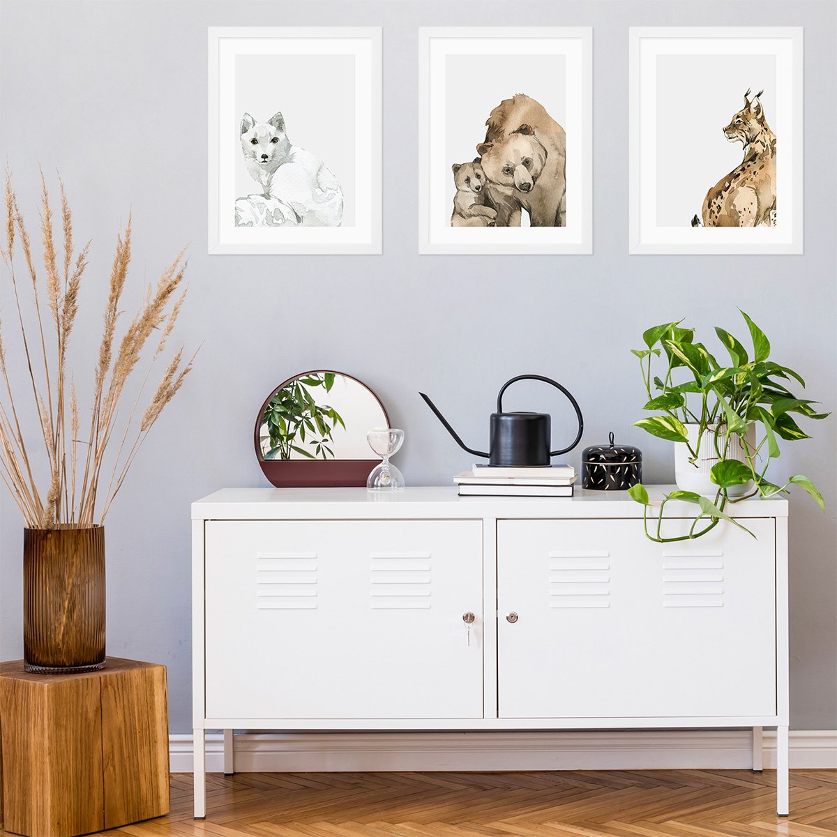 Plakaty na korytarz z dzikimi zwierzętami - lisem polarnym, niedźwiedziem i rysiem w białych ramkach