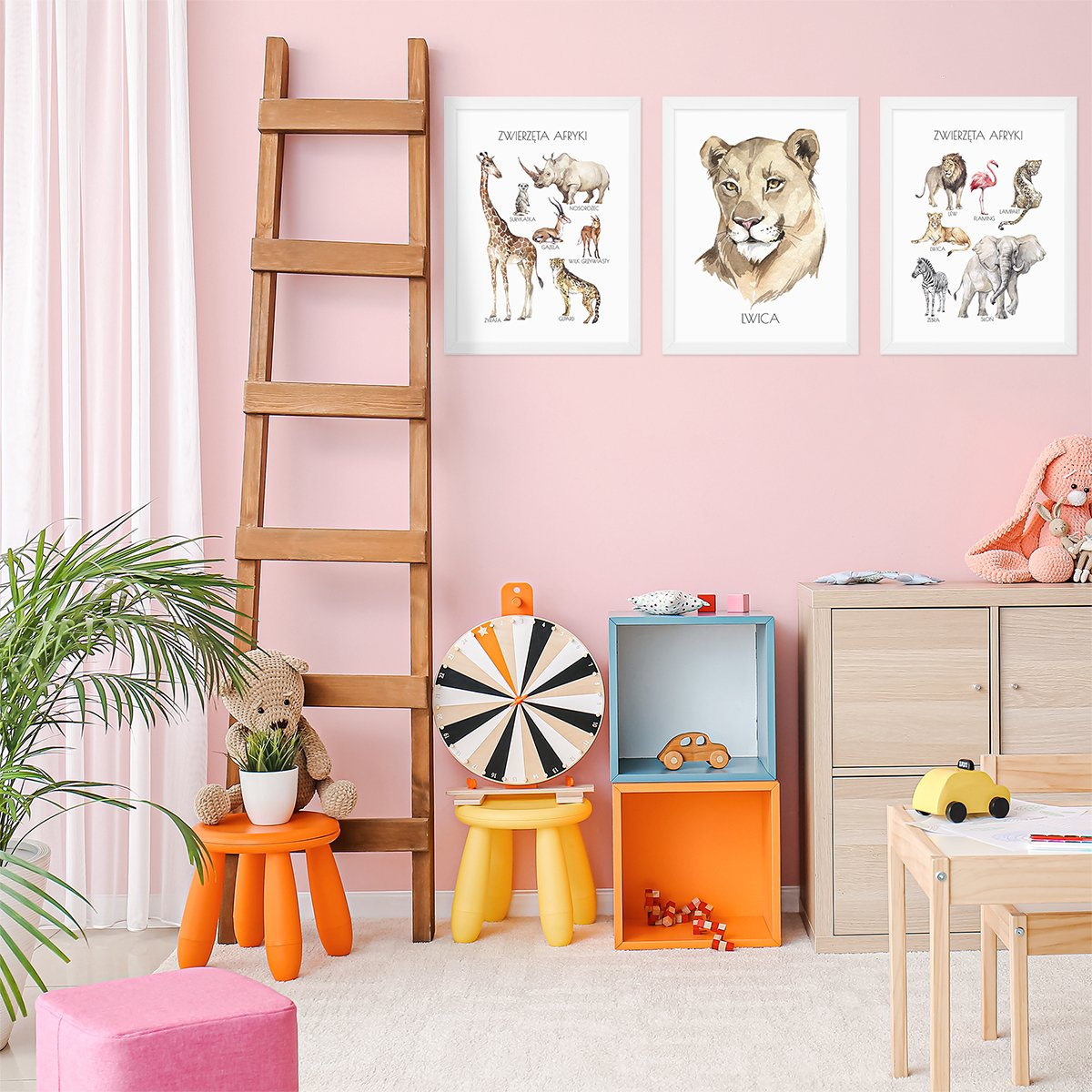 Plakaty na ścianę do przedszkola ze zwierzętami Afryki - słoniem, lewem, lwicą, nosorożcem, gepardem i żyrafą oprawione w białych ramkach - pomysł na dekorację ścian przedszkola