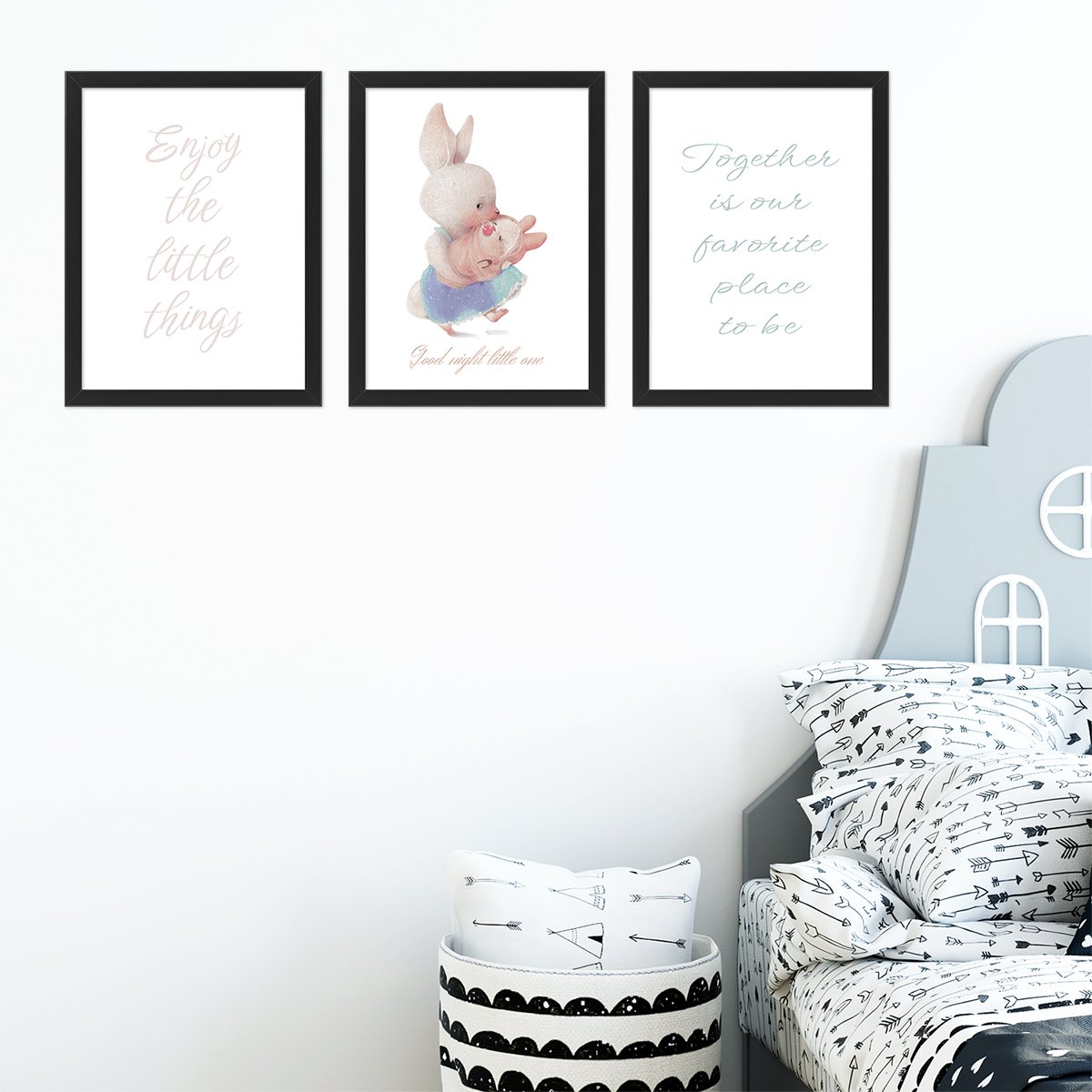 Plakaty na ścianę napisy motywacyjne dla dzieci w języku angielskim - enjoy the little things oprawione w czarne ramki powieszone przy łóżku w pokoju dziecięcym