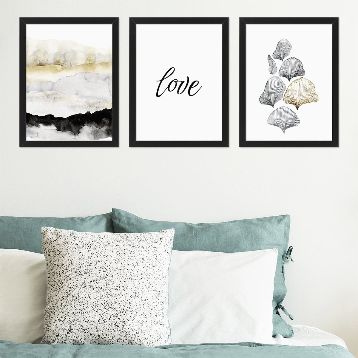 Plakaty z czarnymi ramkami napis i abstrakcja - nowoczesna sypialnia