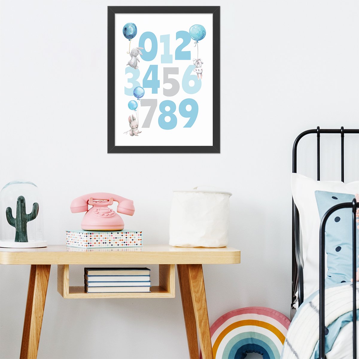 Plakat edukacyjny dla dzieci z cyframi i królikami w czarnej ramce w pokoju dziecięcym#kolor_niebieski