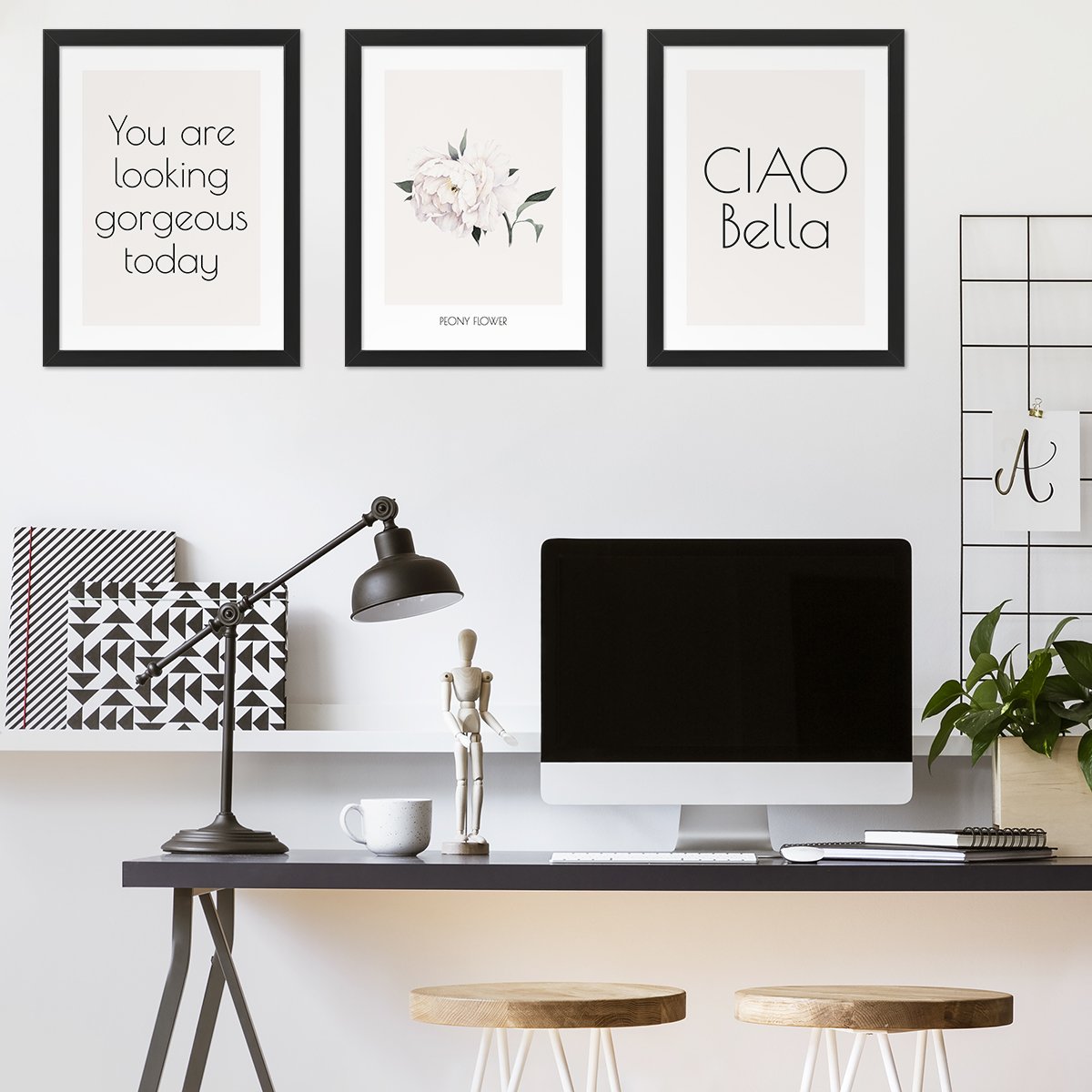 Plakaty z napisami i kwiatami piwonii w czarnych ramkach do biura#kolor_brzoskwiniowy