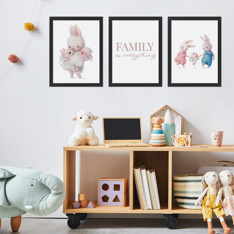 Plakaty dla dzieci z królikami i napisami w języku angielskim - family is everything