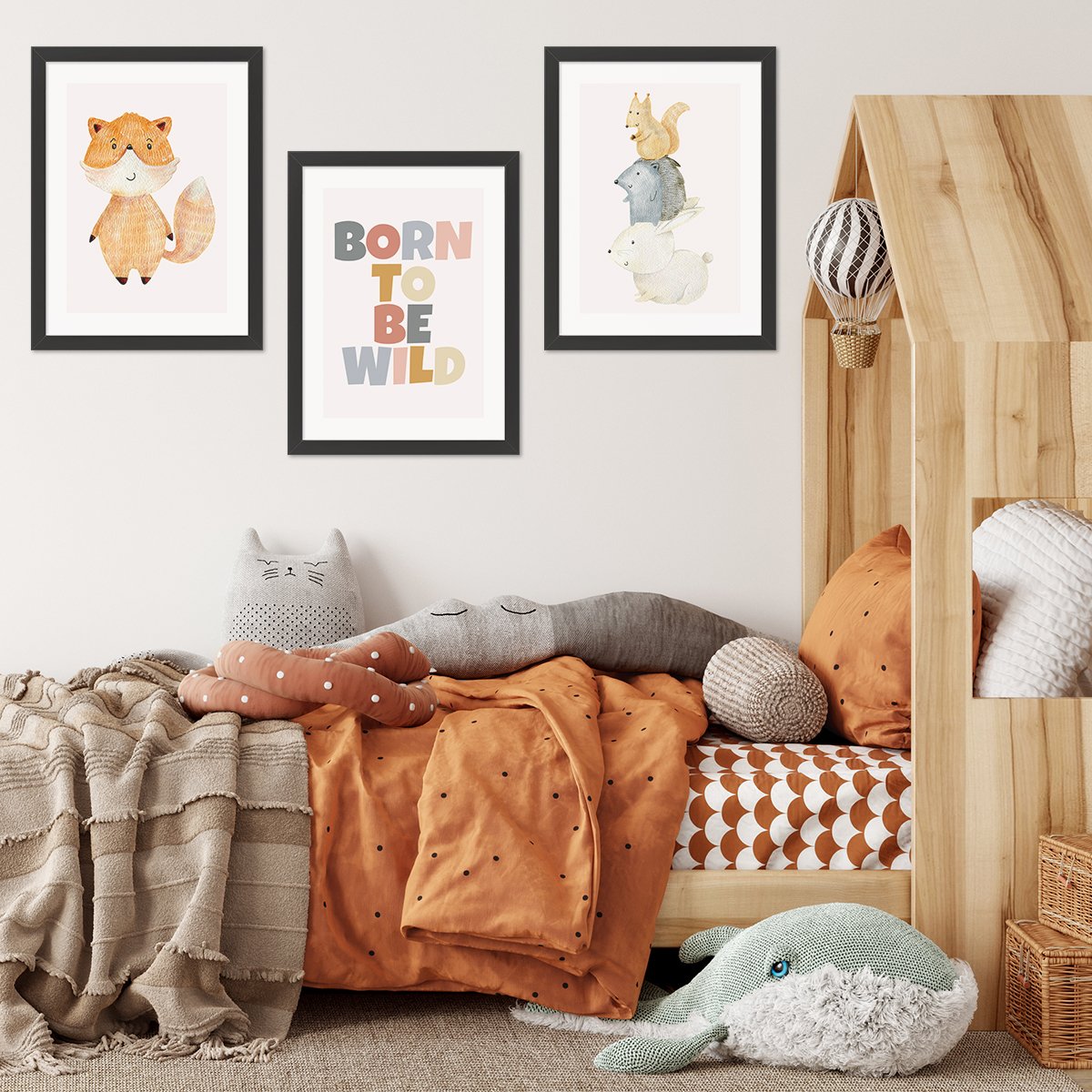Plakaty do pokoju dziecięcego ze zwierzętami leśnymi, lisem, zajączkiem, jeżem i wiewiórka w czarnych ramkach w komplecie
