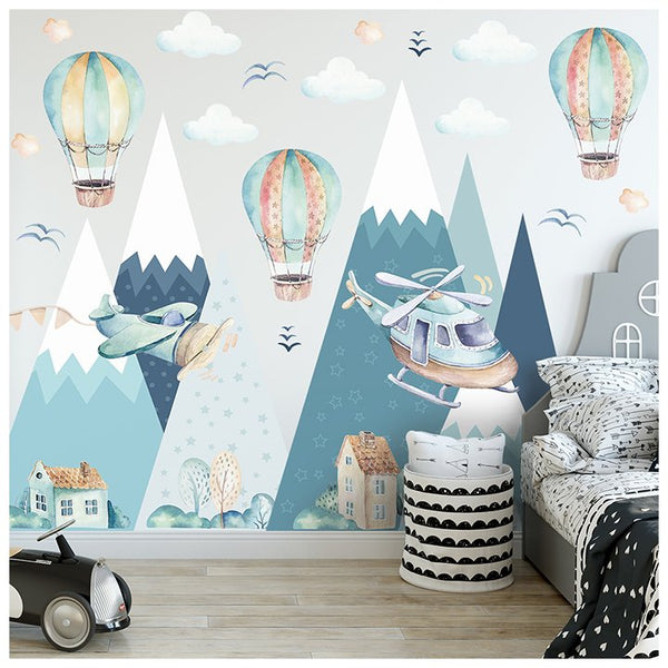 Naklejki na ścianę dla chłopca z niebieskimi górami i latającymi balonami - inspiracje