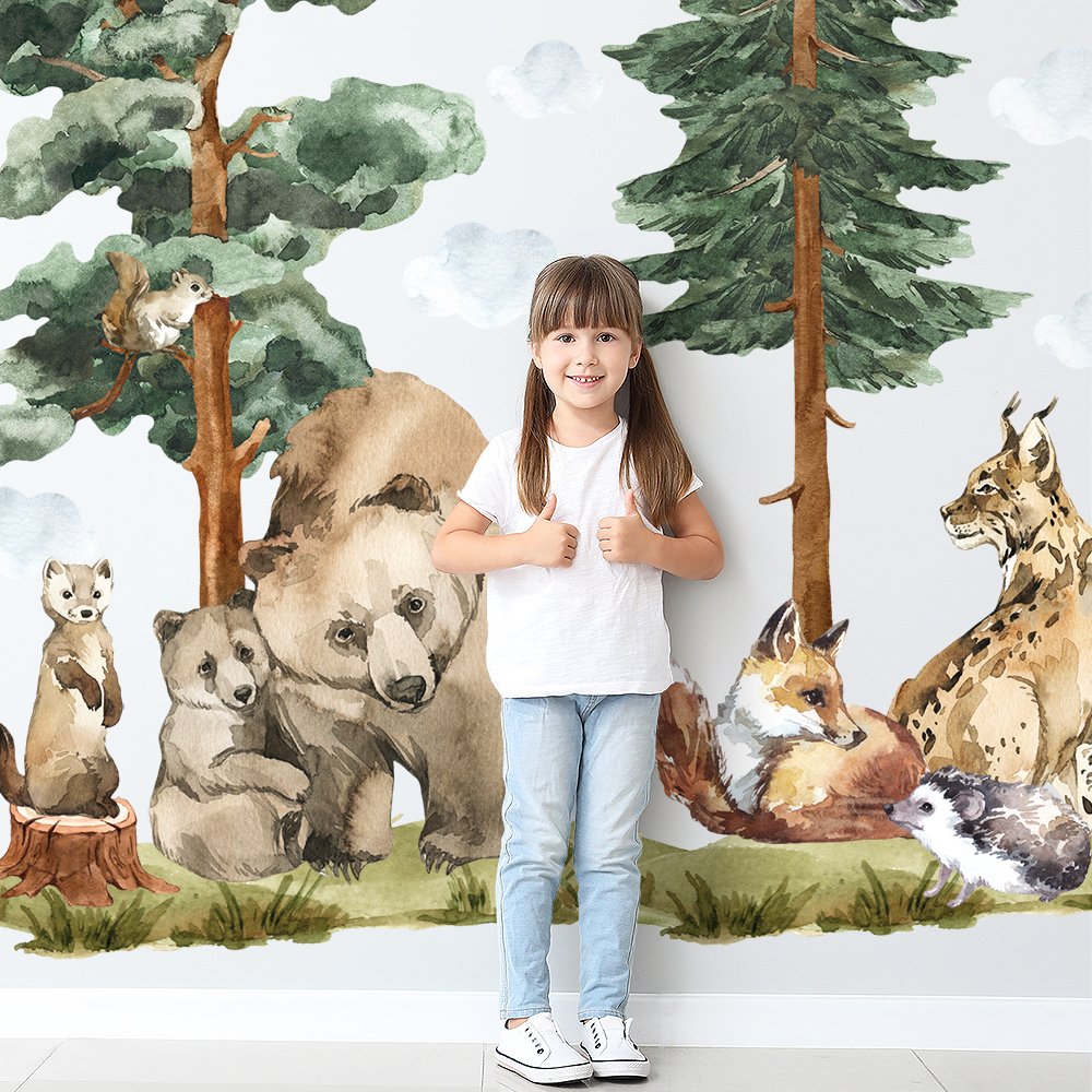 Dziewczynka stojąca na tle naklejek ściennych ze zwierzętami leśnymi z kolekcji Forest Animals