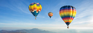 Zdjęcie kolorowych balonów lecących na tle błękitnego nieba - kolekcja In The Sky