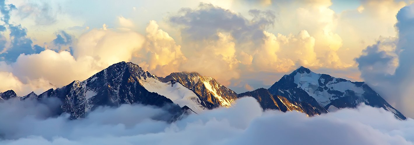 Zdjęcie gór w chmurach - kolekcja Mountain Adventure