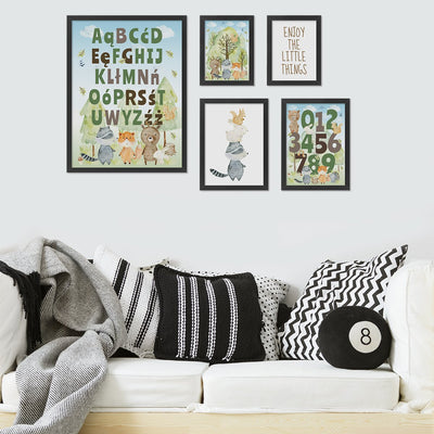 Galeria obrazów do pokoju dziecięcego z leśnymi motywami, drzewami i zwierzętami, ilustracja z alfabetem i cyframi w czarnych ramkach powieszona nad łóżkiem w pokoju przedszkolaka#ramka_czarna