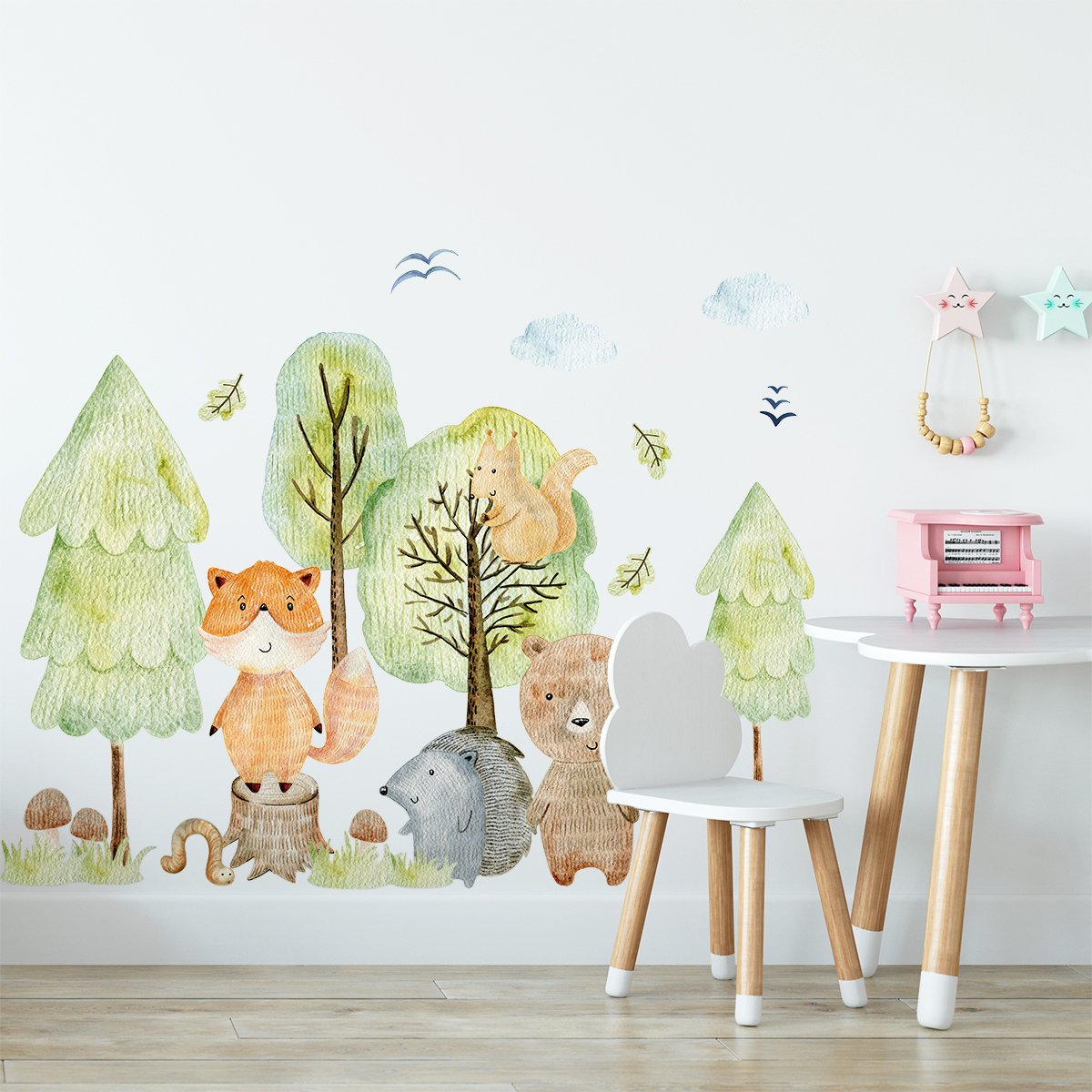 Naklejka dla dzieci zielone drzewa i zwierzęta leśne - pomysł na dekoracje ścian pokoju dziecięcego