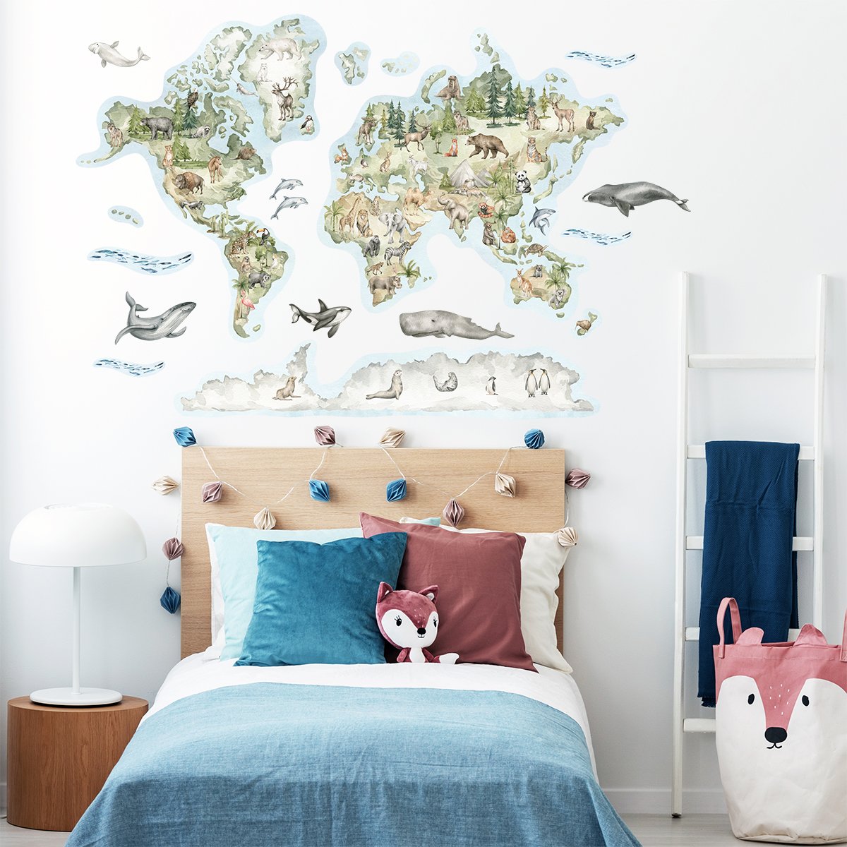 Naklejka dla dzieci mapa świata ze zwierzętami naklejona na ścianę nad biurkiem w pokoju dziecięcym