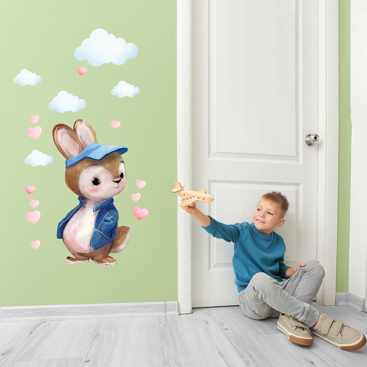 Kolorowa naklejka na ścianę królik w niebieskiej kurtce, chmurki i serca do pokoju chłopca