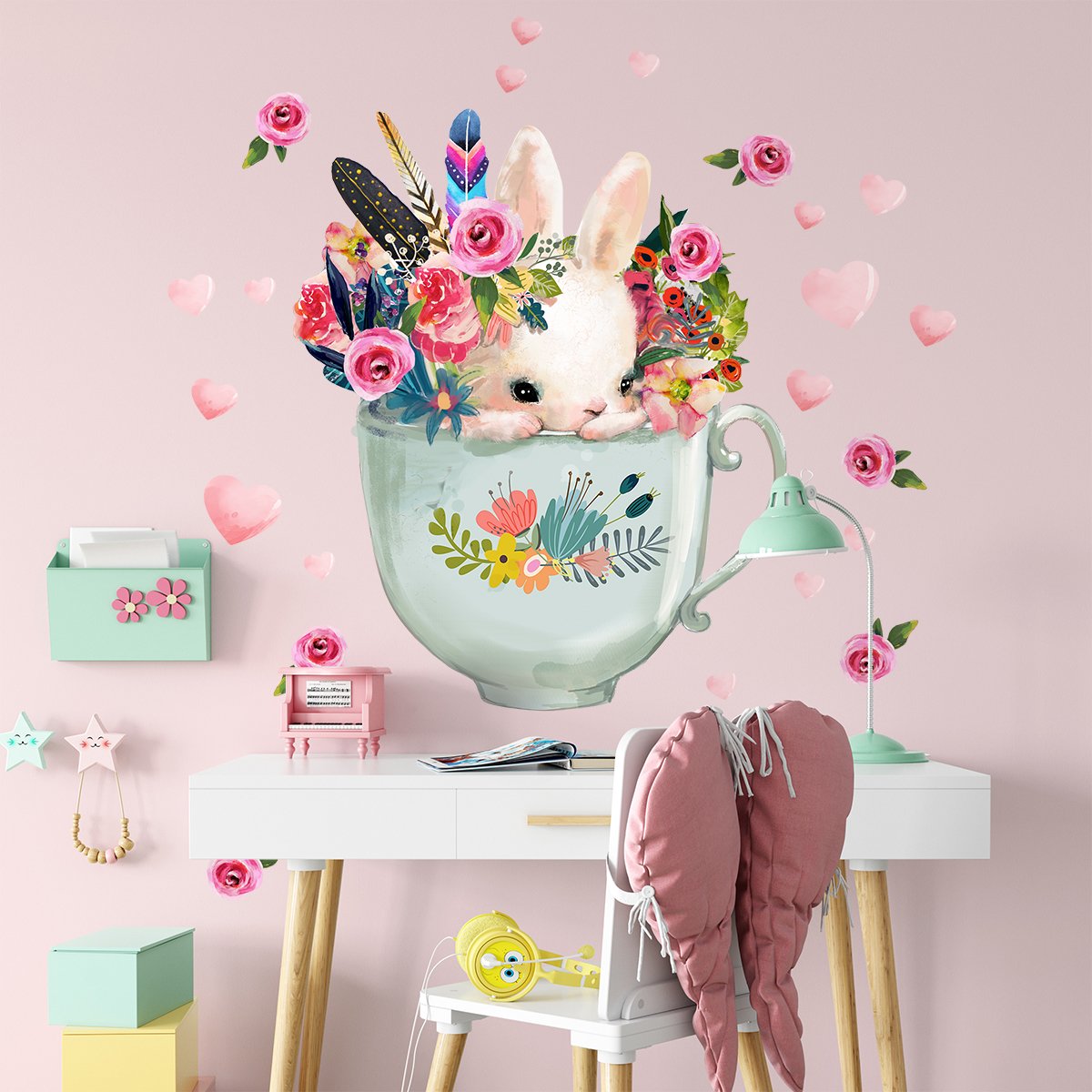 Naklejka na ścianę dla dziewczynki królik w filiżance, serca i kwiaty