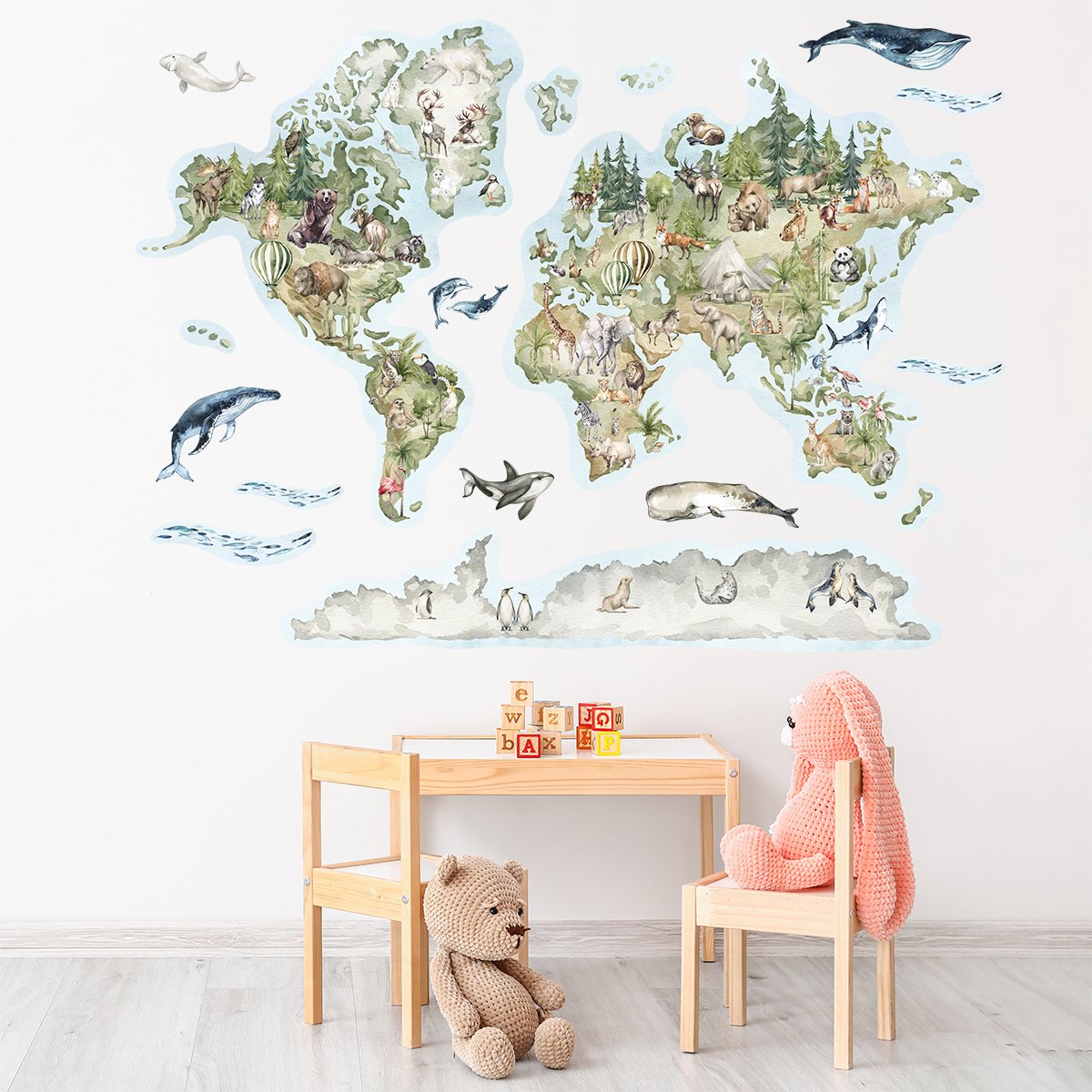 Naklejka dla dzieci mapa świata ze zwierzętami na ścianie w przedszkolu nad stolikiem dzieci