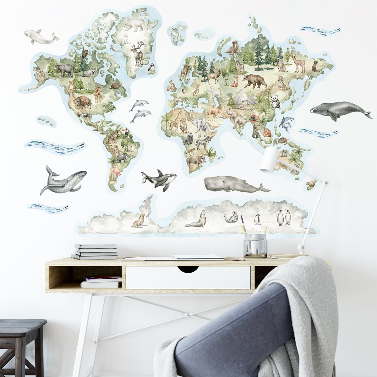 Naklejka do pokoju dziecięcego - mapa świata ze zwierzętami