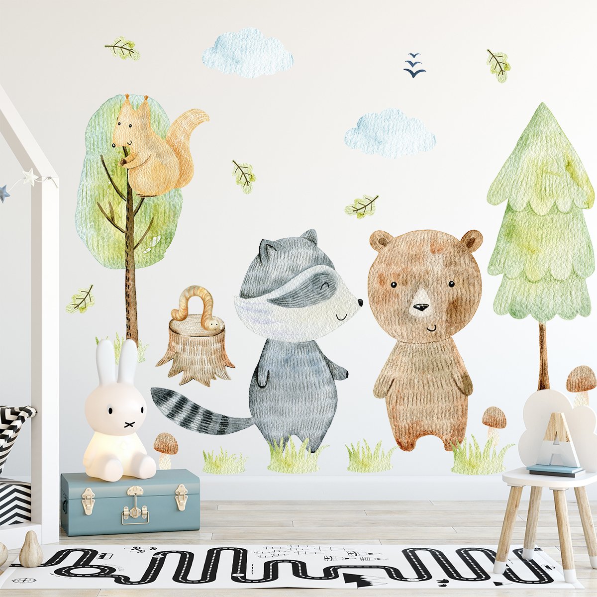 Naklejka na ścianę las i zwierzęta leśne szop i miś w pokoju czterolatka