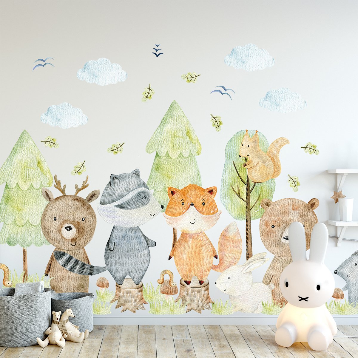 Naklejki na ścianę dla dzieci zielone drzewa i zwierzęta leśne naklejone na ścianie w pokoju małego dziecka