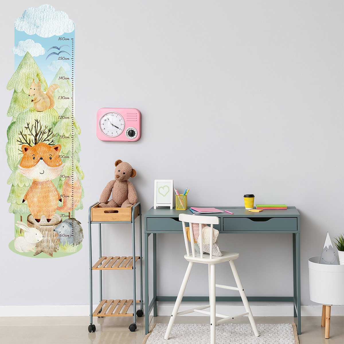 Naklejki na ścianę dla dzieci miarka wzrostu - zielony las i zwierzęta leśne naklejona przy biurku w pokoju małej dziewczynki