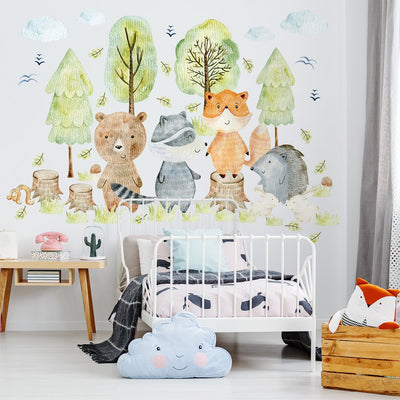 Naklejki na ścianę zielone choinki i zwierzęta leśne - pomysł na dekorację ścian pokoju dziecięcego