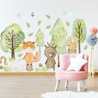 Naklejki na ścianę zwierzęta leśne i drzewa w pokoju małej dziewczynki
