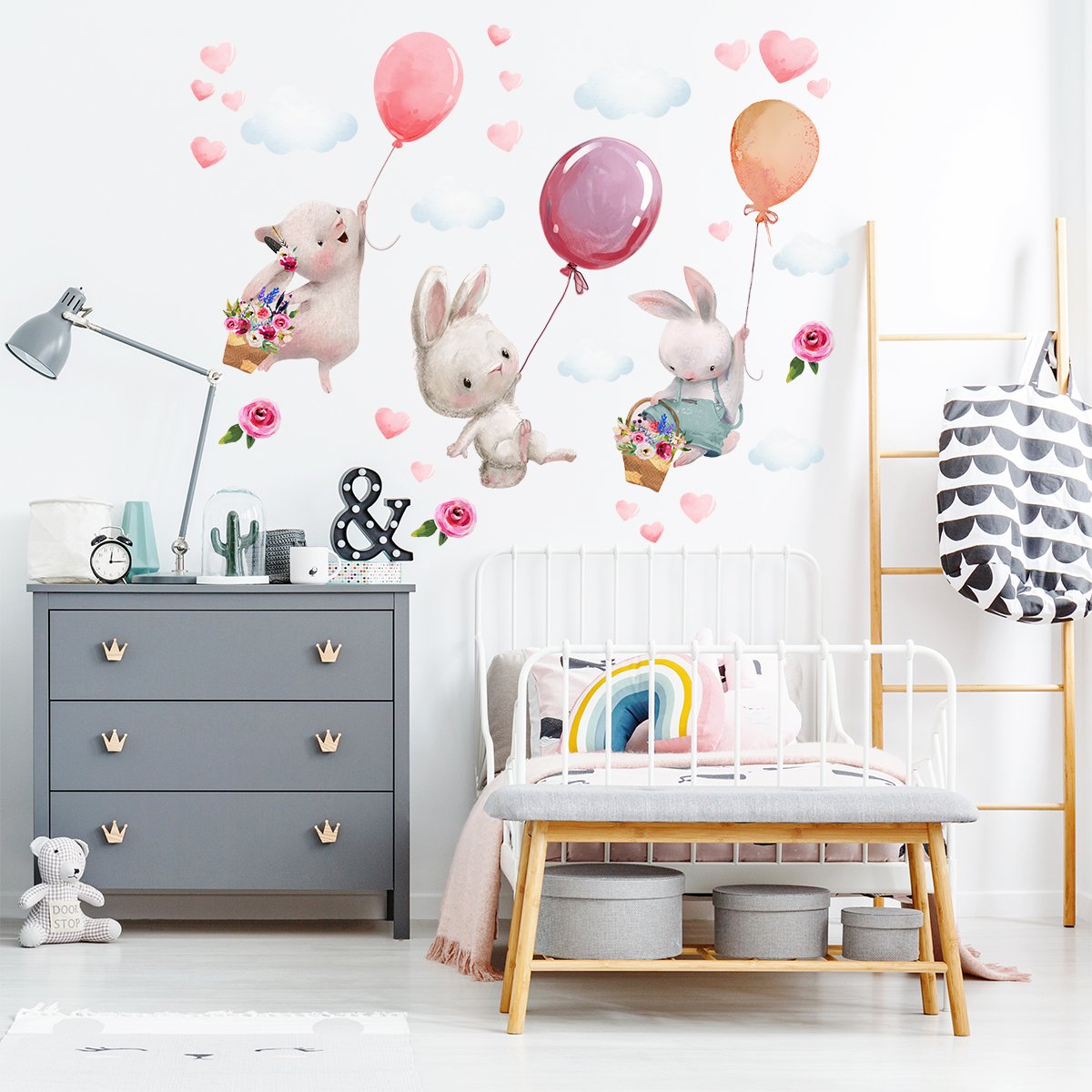 Kolorowe, duże naklejki na ścianę króliczki z balonikami i chmurkami do pokoju dziewczynki