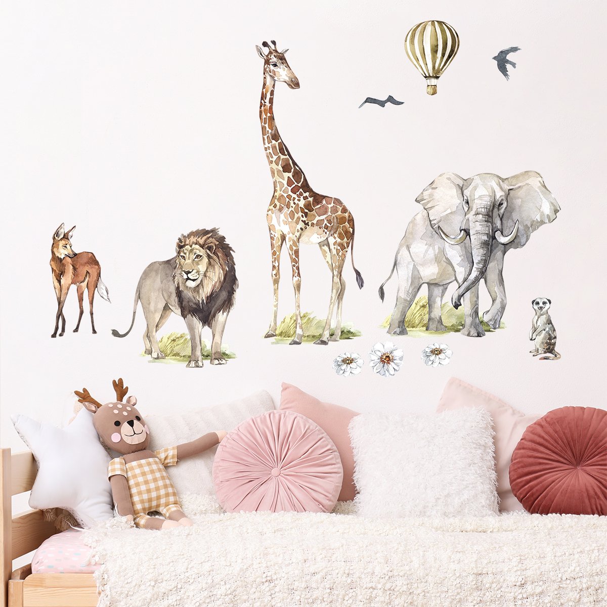 Naklejki na ścianę dla dziecka żyrafa i słoń naklejone nad łóżkiem w pokoju dziewczynki