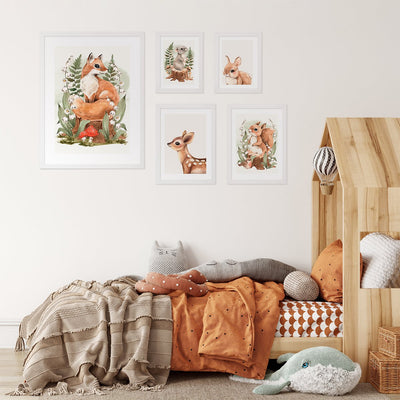 Galeria ścienna do pokoju dziecięcego w leśnym stylu - obrazy  z lisem, jelonkiem i myszką z białymi ramkami#ramka_biala