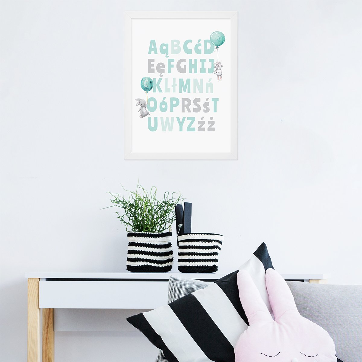 Plakat alfabet dla dzieci z biała ramką w pokoju przedszkolaka - inspirację na dekorację ścian pokoju małego dziecka#kolor_mietowy