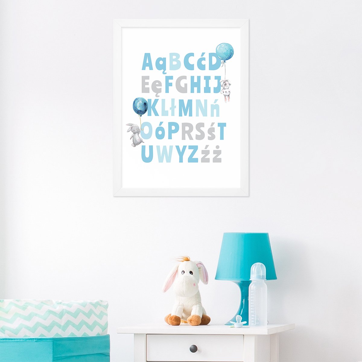 Plakat niebieski alfabet z białą ramką zawieszony na ścianie w pokoju małego chłopca - pomysł na dekorację ścian pokoju niemowlaka#kolor_niebieski