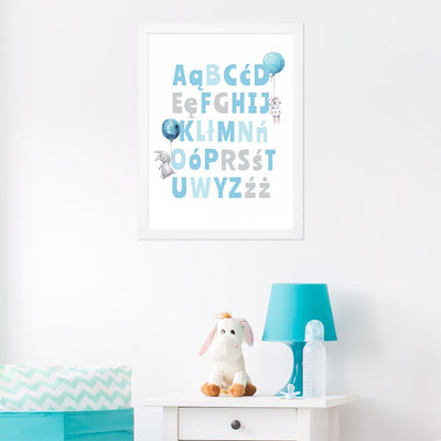 Plakat niebieski alfabet z białą ramką zawieszony na ścianie w pokoju małego chłopca - pomysł na dekorację ścian pokoju niemowlaka#kolor_niebieski