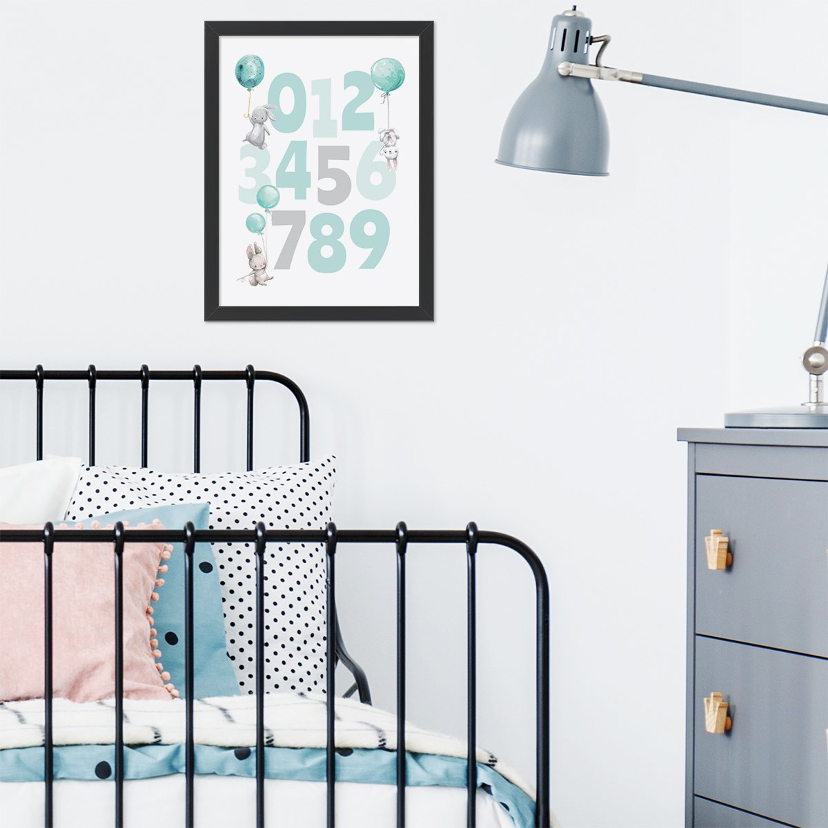 Plakat dla dzieci cyfry powieszony nad łóżeczkiem - pomysł na dekorację ścian pokoju pierwszoklasisty#kolor_mietowy