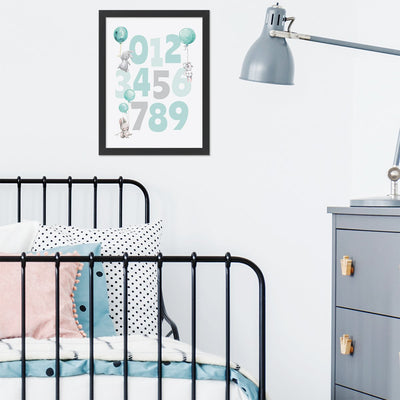 Plakat dla dzieci cyfry powieszony nad łóżeczkiem - pomysł na dekorację ścian pokoju pierwszoklasisty#kolor_mietowy