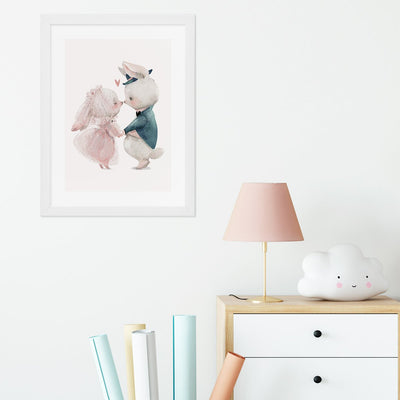 Plakat dla dziecka dwa zakochane króliczki w białej ramce