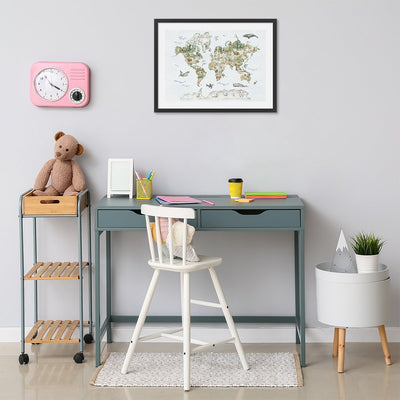 Plakat dla dziecka mapa świata z dzikimi zwierzętami w czarnej ramce powieszony nad biurkiem w pokoju dziecięcym