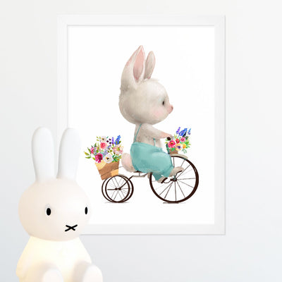 Plakat dla dziecka króliczek na rowerze w kwiatami w koszykach