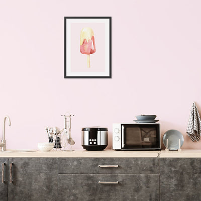 Różowy plakat do kuchni lody na patyku z czarną ramką