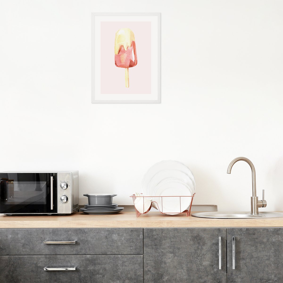 Plakat do kuchni z lodem malowanym akwarelą na różowym tle z białą drewnianą ramką