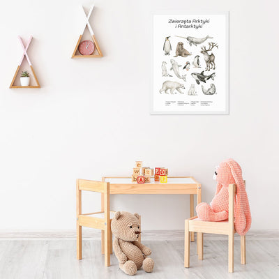 Plakat do pokoju dziecięcego ze zwierzętami Arktyki misiem polarnym, reniferem i orka z biała ramką powieszony nad stolikiem dziecięcym#jezyk_polski