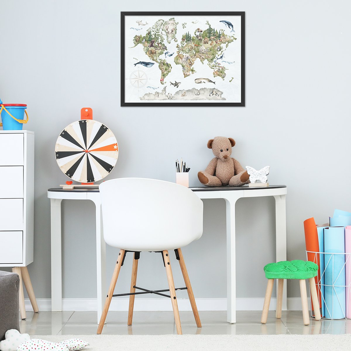 Plakat do pokoju dziecięcego 50x70 cm w czarnej ramce kolorowa mapa świata ze zwierzętami powieszony nad biurkiem