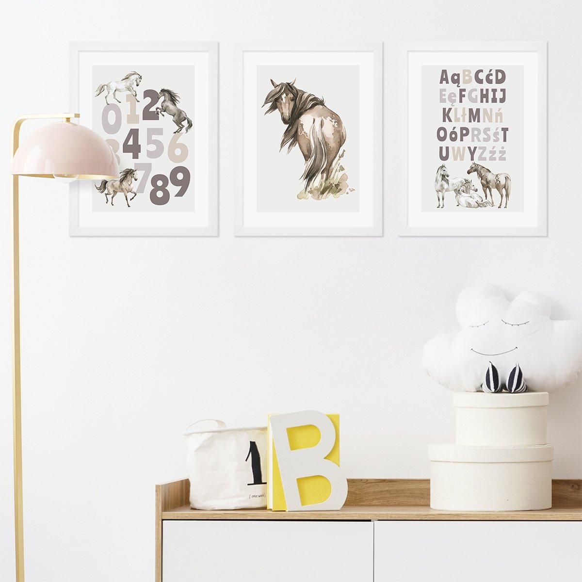 Edukacyjne plakaty do pokoju dziecka z alfabetem, cyframi i dzikimi końmi