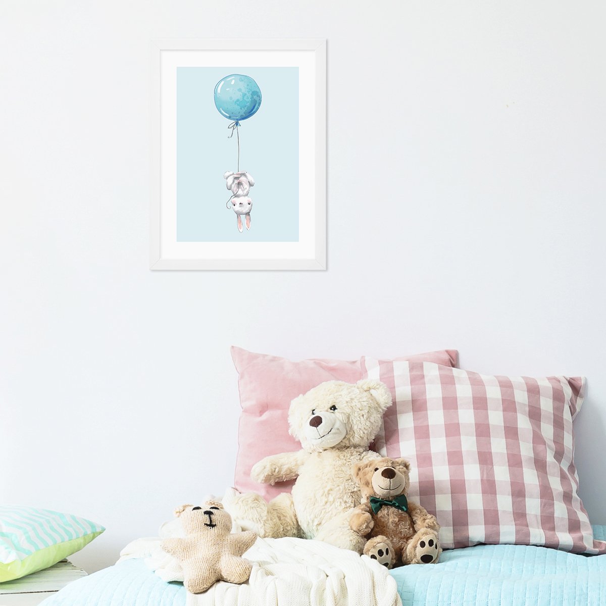 Plakat do pokoju dziecka króliczek z niebieskim balonem w białej ramce#kolor_niebieski