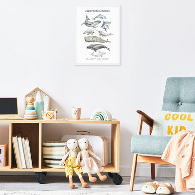 Plakat do pokoju dziewczynki z wielorybami i delfinem z biała ramka powieszony nad szafką z zabawkami#jezyk_polski