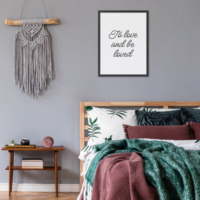 Plakat do sypialni z romantycznym napisem w czarnej ramce powieszony nad łóżkiem