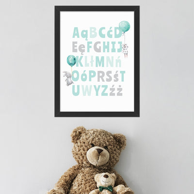 Plakat edukacyjny z miętowym alfabetem z czarna ramką w pokoju małego dziecka - pomysł na dekoracje ścian pokoju małego dziecka#kolor_mietowy