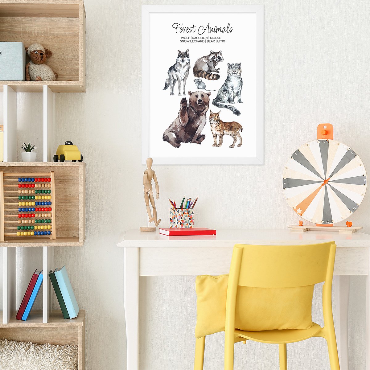 Plakat edukacyjny dla dzieci ze zwierzętami leśnymi i nazwami gatunków w języku angielskim